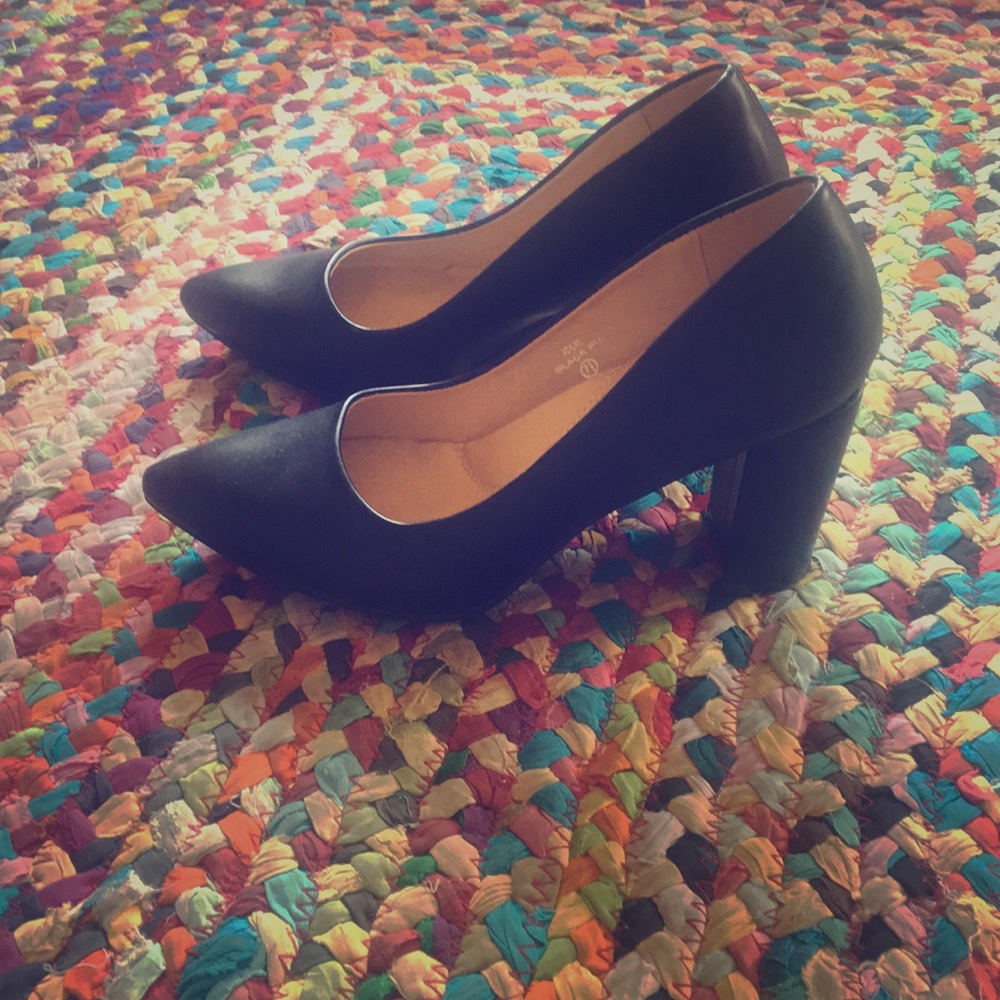 Barely worn black pumps